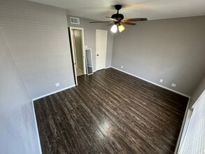 6718 Callaghan Rd, Unit Callaghan Place Apt 313 in San Antonio, TX - Foto de edificio - Building Photo