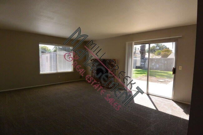 2243 S Akers St in Visalia, CA - Building Photo - Building Photo