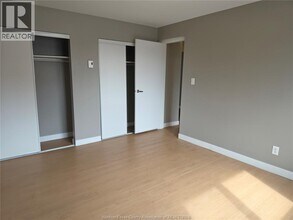 3905 Riverside Dr E in Windsor, ON - Foto de edificio - Building Photo