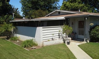 1050-1052 E Grand Ave in Escondido, CA - Building Photo