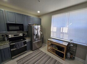 310 N Dixie Hwy in Lake Worth Beach, FL - Building Photo