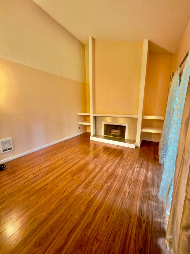 4717 W Lake Sammamish Pky SE, Unit C305 in Issaquah, WA - Building Photo - Building Photo