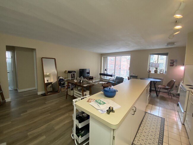 123 Sewall Ave, Unit 1A in Brookline, MA - Foto de edificio - Building Photo