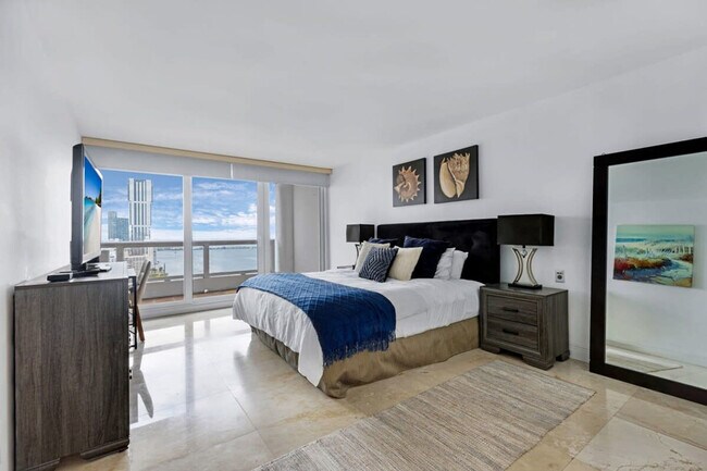 1717 N Bayshore Dr in Miami, FL - Building Photo - Building Photo