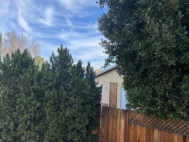 6704 Nagle Ave in Van Nuys, CA - Foto de edificio - Building Photo