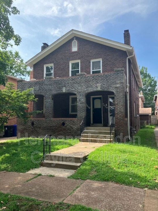 7030 Dartmouth Ave in University City, MO - Foto de edificio