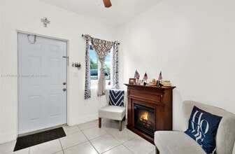 1741 NW 68th St, Unit FR in Miami, FL - Foto de edificio - Building Photo