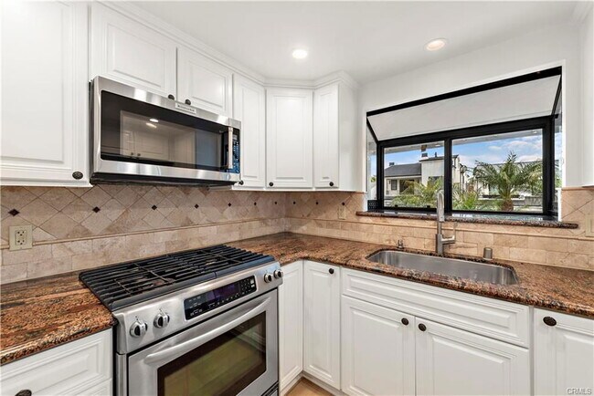 405 Heliotrope Ave in Newport Beach, CA - Building Photo - Building Photo