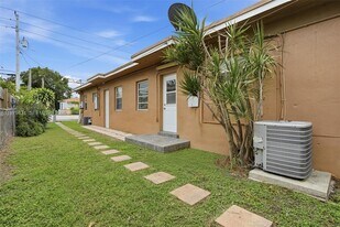 2445 SW 18th St in Miami, FL - Building Photo