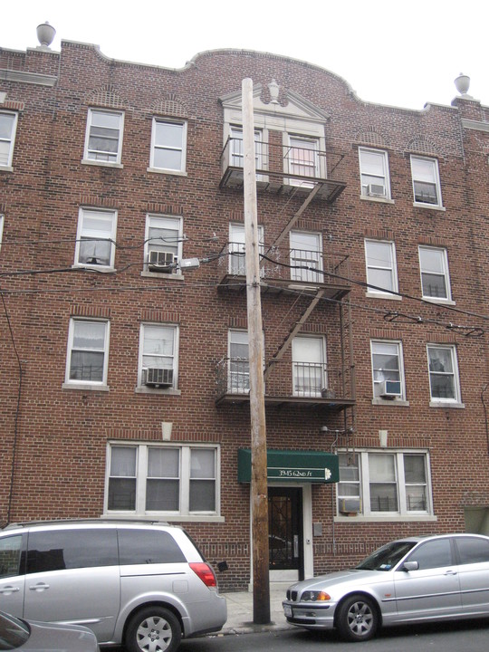 3915 62nd St in Flushing, NY - Foto de edificio