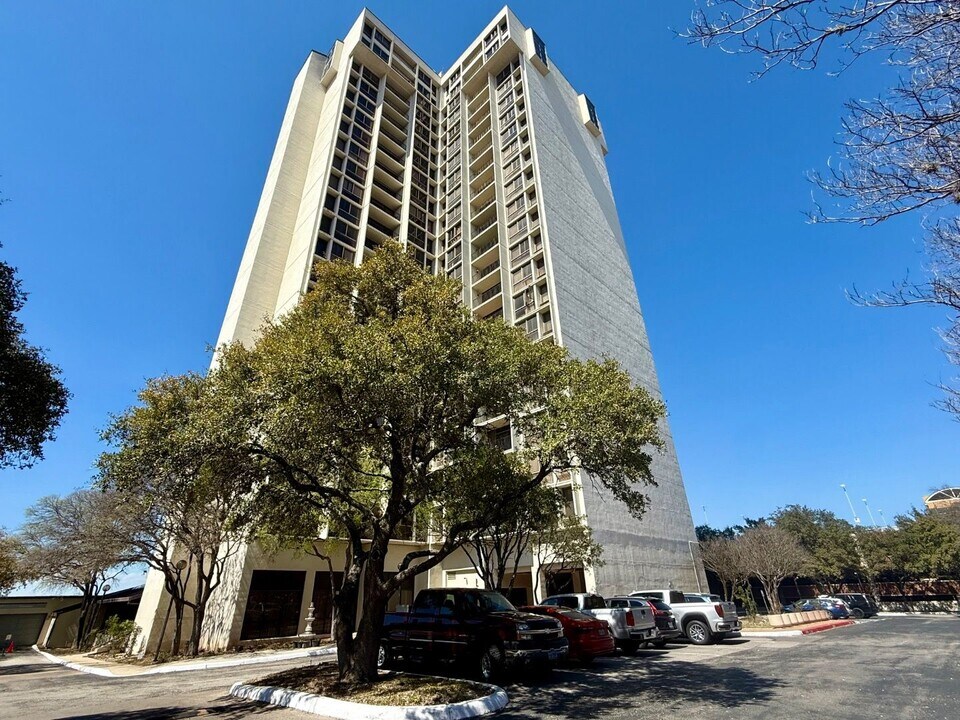 7701 Wurzbach Rd in San Antonio, TX - Building Photo