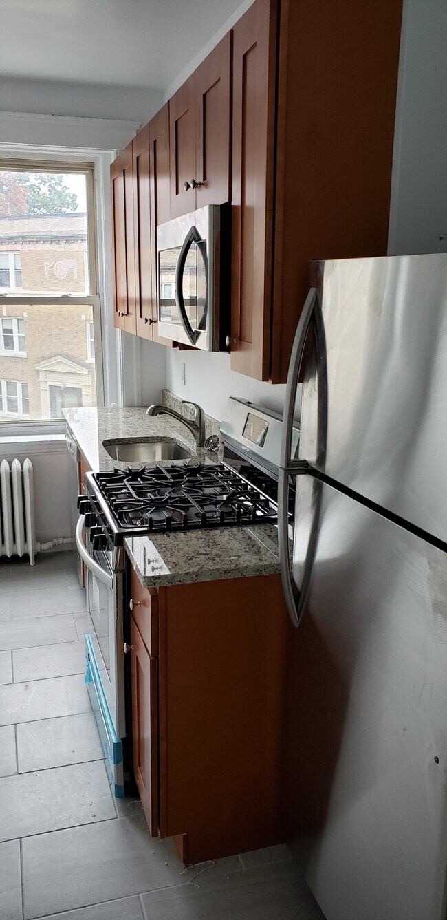 235 Freeman St, Unit #5 in Brookline, MA - Foto de edificio - Building Photo