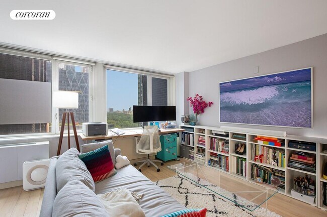 322 W 57th St in New York, NY - Building Photo - Building Photo