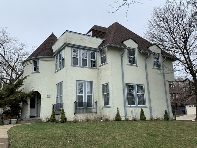 2863 N Lake Dr, Unit Upper flat in Milwaukee, WI - Building Photo - Building Photo