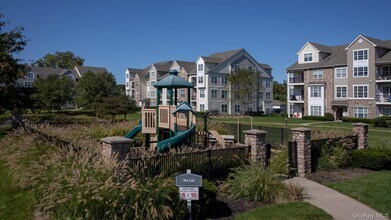 1 Charles Pond Dr in Coram, NY - Foto de edificio - Building Photo