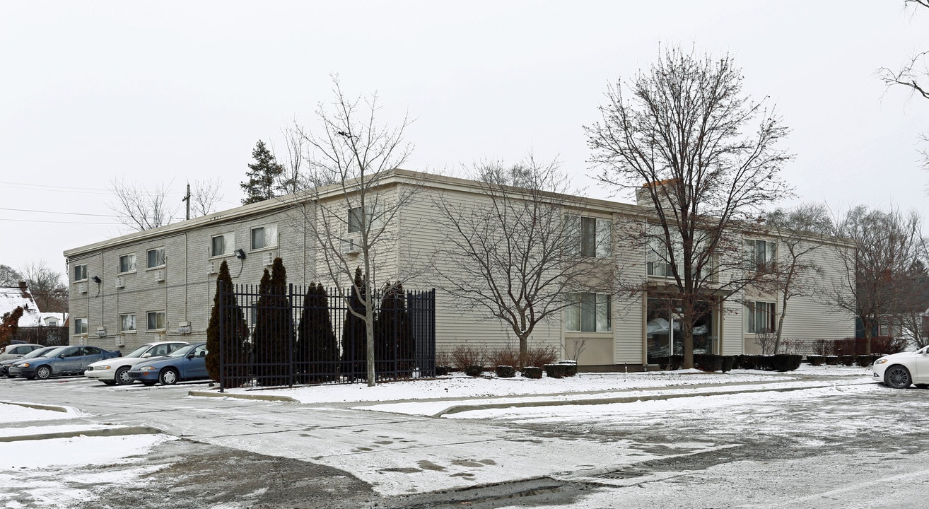 Redford Manor North in Detroit, MI - Building Photo