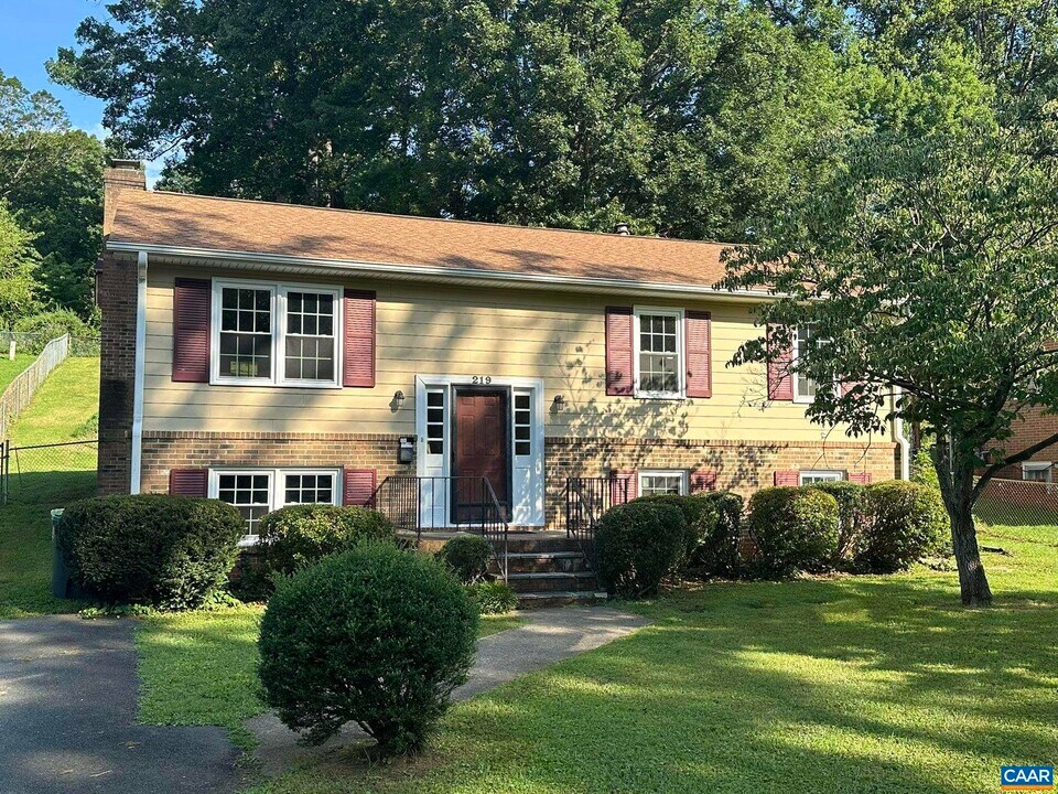 219 Old Lynchburg Rd in Charlottesville, VA - Building Photo