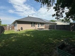 722 Woodridge Dr in Sherman, IL - Foto de edificio - Building Photo