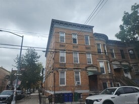 60-48 68th Rd in Queens, NY - Building Photo