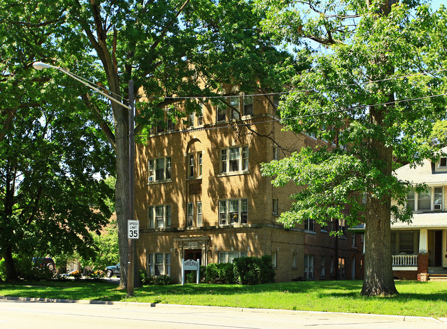 Hayes Hall in Lakewood, OH - Foto de edificio - Building Photo