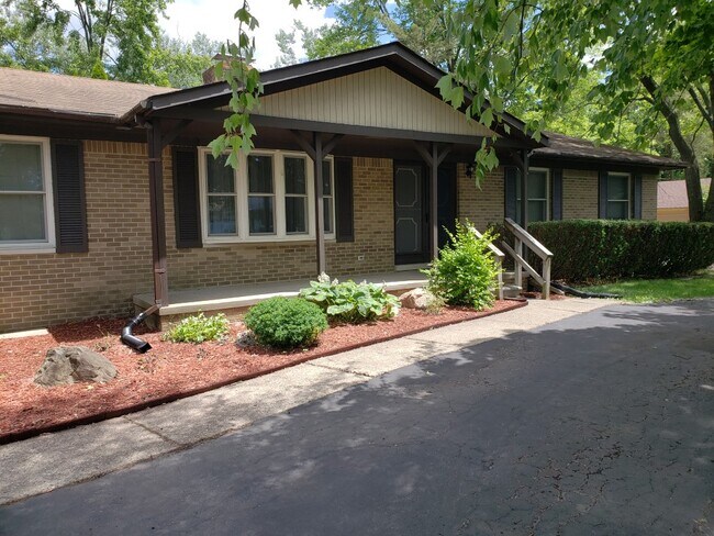 24694 Creekside Dr in Farmington Hills, MI - Building Photo - Building Photo