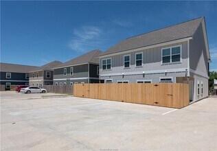 STUNNING 4bed/4bath House Close to Campus!! in College Station, TX - Building Photo - Building Photo