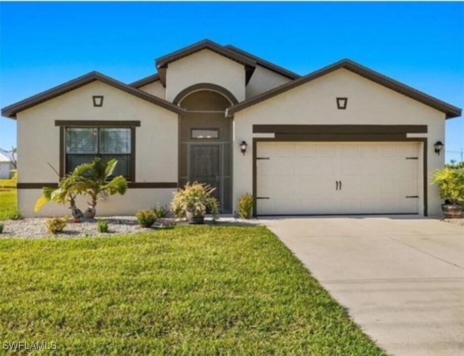 304 Trafalgar Pkwy in Cape Coral, FL - Building Photo
