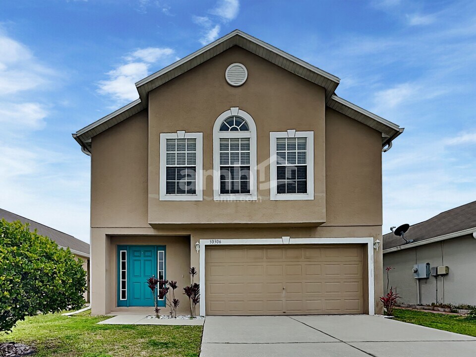30306 Rattana Ct in Wesley Chapel, FL - Foto de edificio