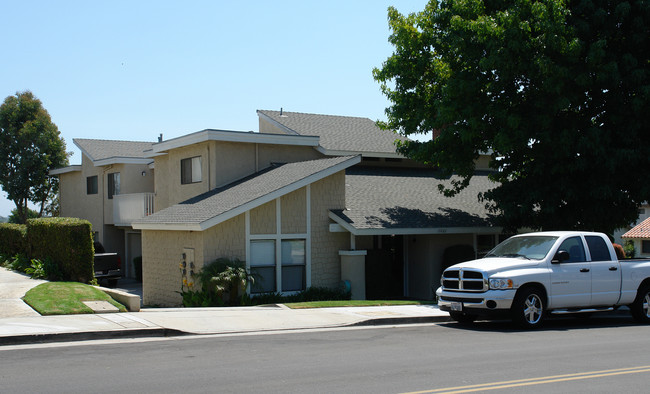 Harbor Bluffs Apartments in Huntington Beach, CA - Building Photo - Building Photo