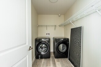 14009 28 Av SW in Edmonton, AB - Building Photo - Building Photo