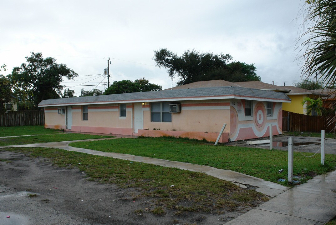 711-715 SW 6th St in Dania Beach, FL - Foto de edificio