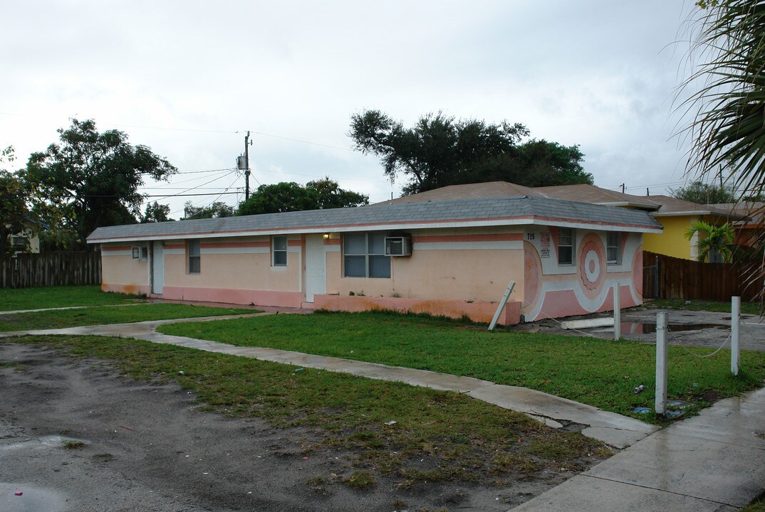 711-715 SW 6th St in Dania Beach, FL - Building Photo