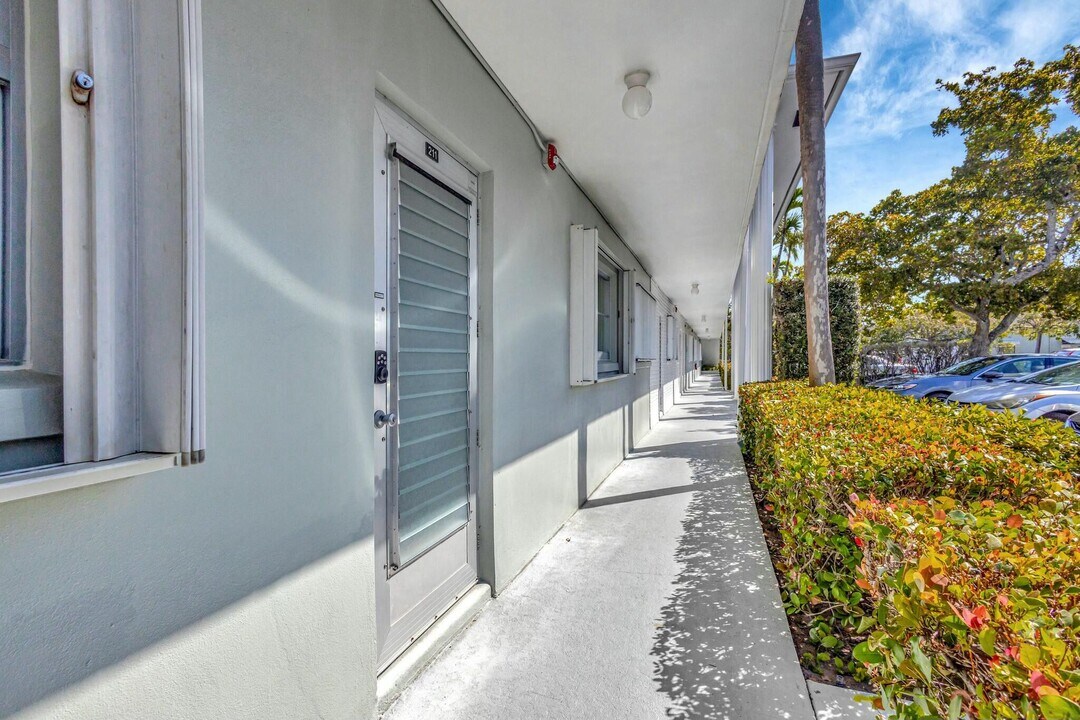 2320 SW 22nd Ave in Delray Beach, FL - Foto de edificio