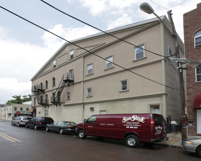 121 1st St in Elizabeth, NJ - Foto de edificio - Building Photo