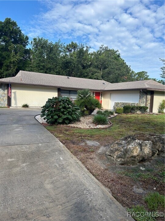 13 Boxelder Ct in Homosassa, FL - Foto de edificio