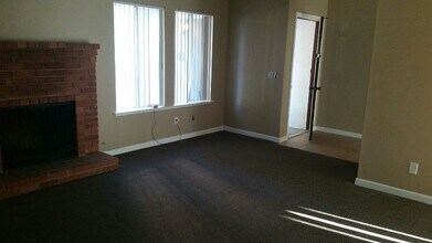 1068 Pierce Dr, Unit # 103 in Clovis, CA - Building Photo - Building Photo