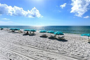 8665 Bay Colony Dr in Naples, FL - Building Photo