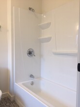 4808 NE 99th Ave, Unit E in Portland, OR - Building Photo - Building Photo