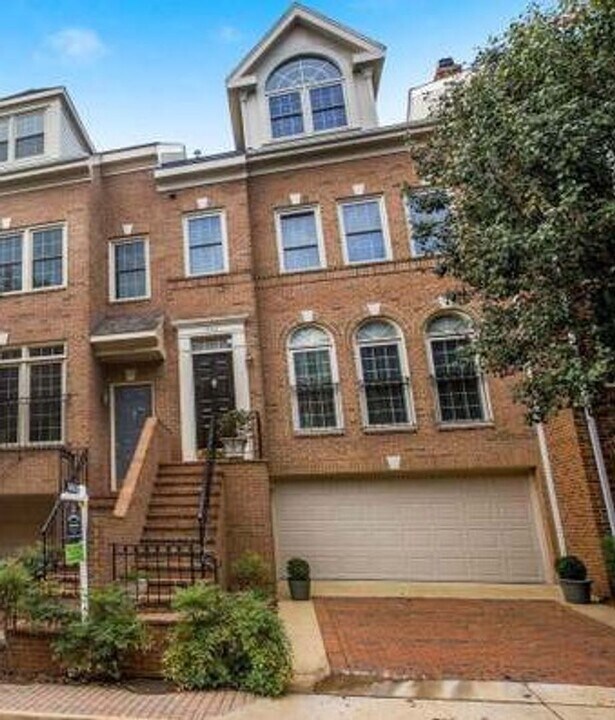 1530 N Colonial Terrace in Arlington, VA - Building Photo