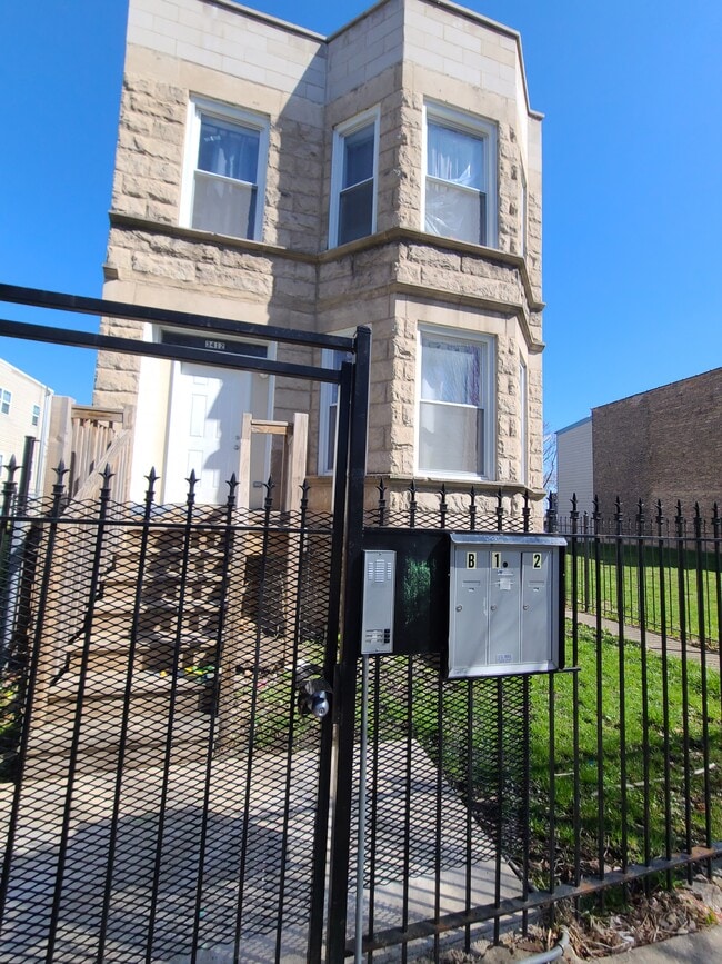 3412 W Fulton Blvd, Unit 2nd Floor in Chicago, IL - Building Photo - Building Photo