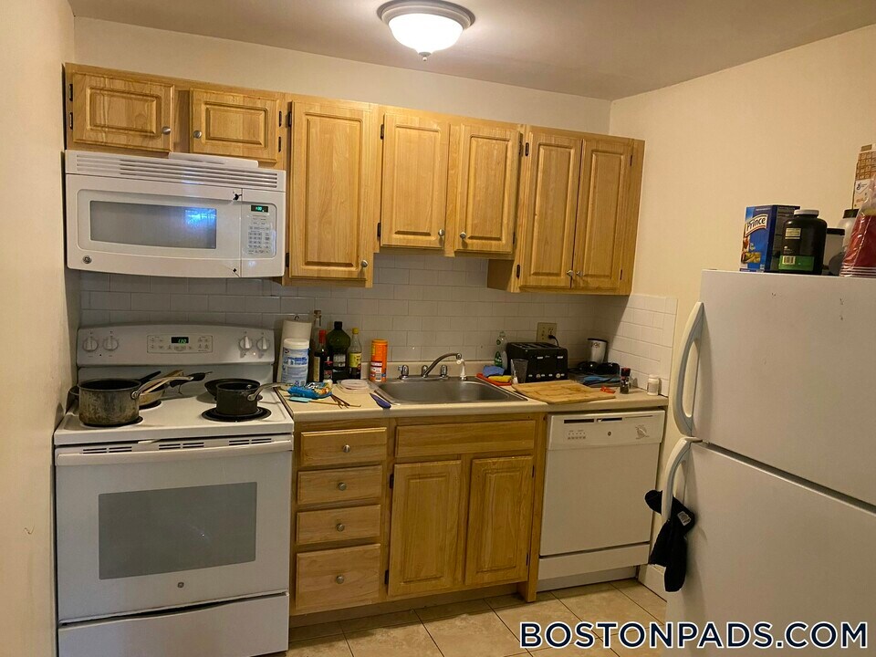 84 Gardner St in Boston, MA - Building Photo