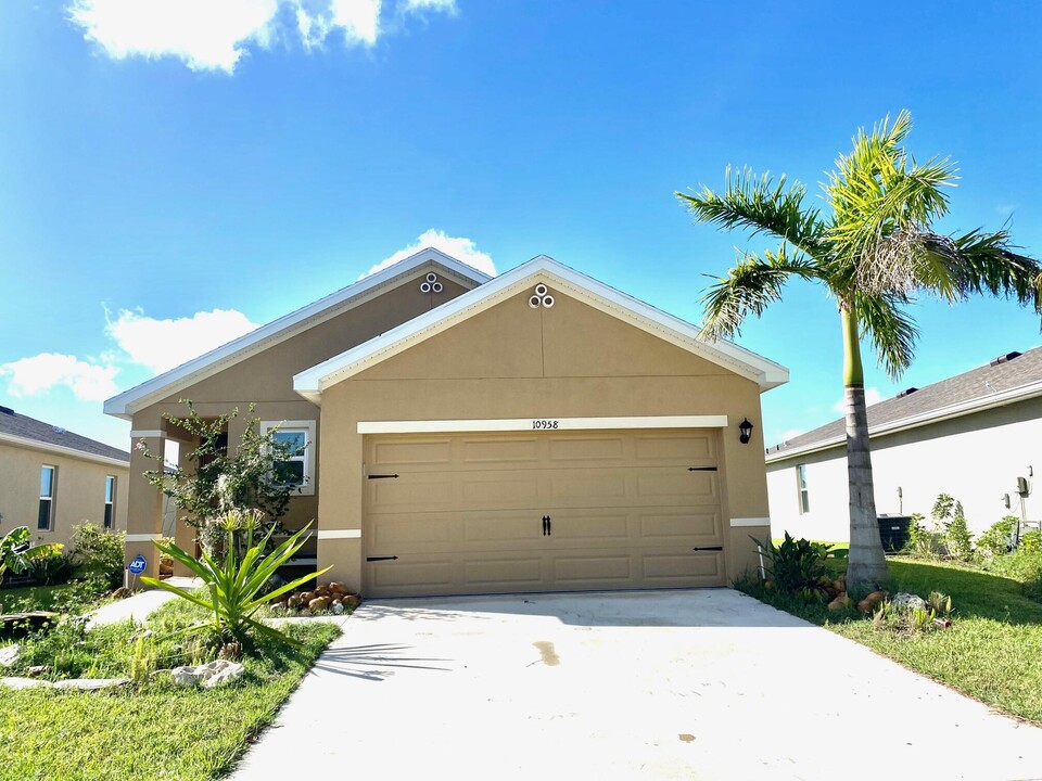 10958 SW Robbia Way in Port St. Lucie, FL - Building Photo