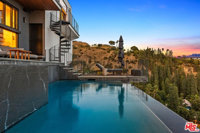 8425 Hillside Ave in Los Angeles, CA - Building Photo - Building Photo