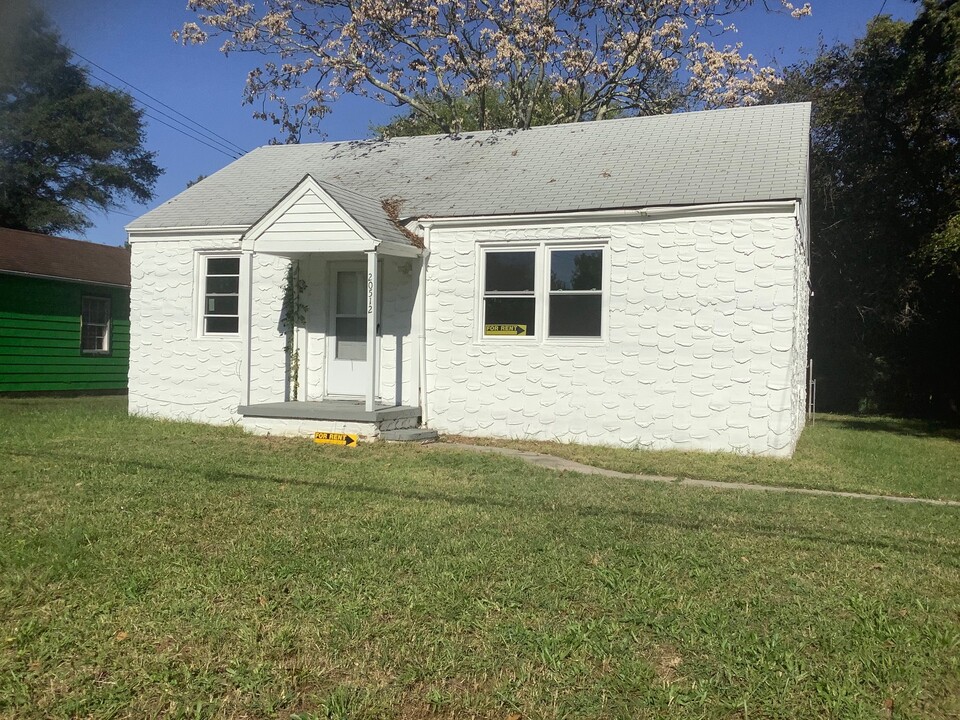 20512 Southlawn Ave in South Chesterfield, VA - Building Photo