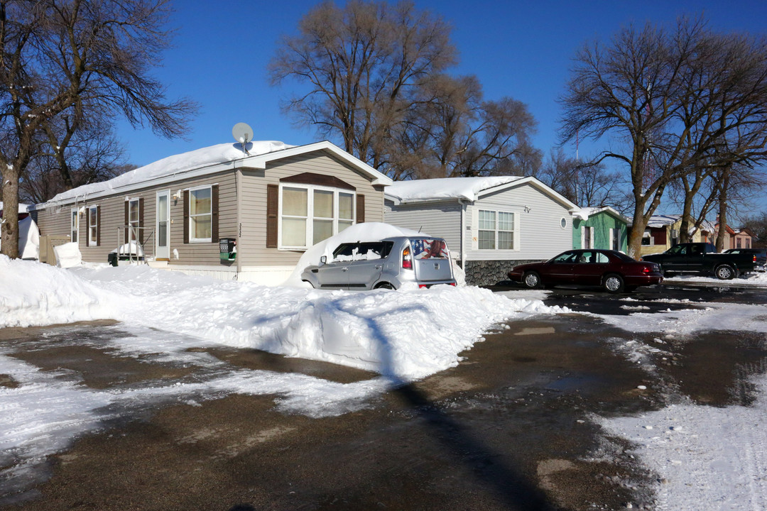 Maple Grove Estates in Park City, IL - Building Photo