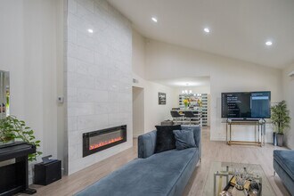 15425 Sherman Way in Van Nuys, CA - Foto de edificio - Building Photo