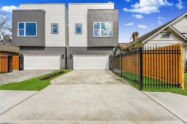 3031 Dennis St in Houston, TX - Building Photo - Building Photo