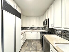 1335 N Dearborn St, Unit A05W in Chicago, IL - Building Photo - Building Photo