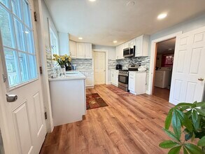 581 Grove St in Newton, MA - Building Photo - Building Photo