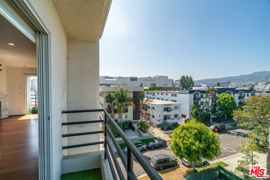 116 S Croft Ave in Los Angeles, CA - Building Photo